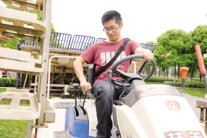 太仓城厢大学生村官学习操作插秧机