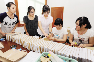 拒绝“蜻蜓点水” 注重“含金量”——暑期带着目的去实践，大学生在市人社局进行社会实践 