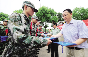 175名新兵惜别亲人赴军营