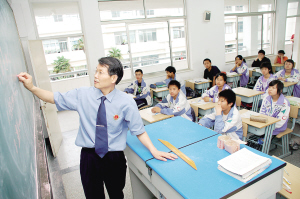 张伟明 将法制种子撒进孩子心中