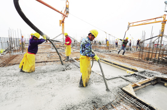 端午小长假 建筑工人坚守一线