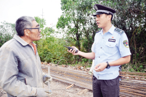 周晓青在城市管理过程中刚柔相济 柔性执法赢得市民称赞